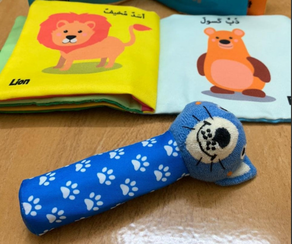 كتاب قماشي للأطفال يحتوي على صور حيوانات كوأسمائها باللغتين العربية والإنجليزية. يحتوي الكتاب على شريط إغلاق  وجيب جانبي يحمل لعبة قماشية مطابقة لإخراجها والضغط عليها لإصدار صوت صرير. المادة مخيطة بإحكام لتحمل الغسيل  الكتاب واللعبة خفيفان الوزن مع حشو ناعم، مما يسهل على الطفل  واللعب بهما 